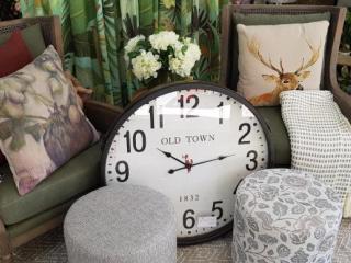 Furniture & Accessories